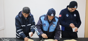 Muradiye'de hayvanlar için doğaya yem bırakıldı