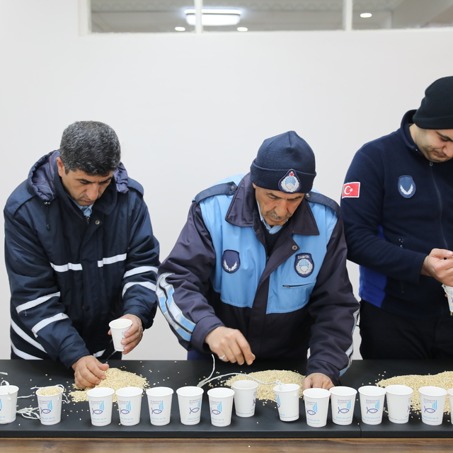 Muradiye'de hayvanlar için doğaya yem bırakıldı