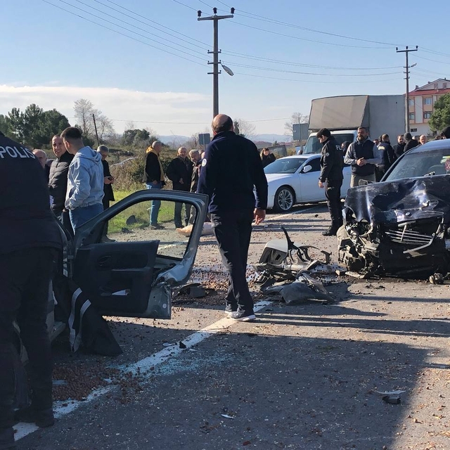 Sakarya'da iki otomobil çarpıştı, 1 kişi öldü, 2 kişi yaralandı