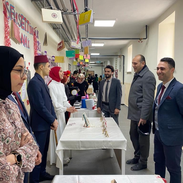 Mudurnu'da lise öğrencileri okudukları kitapları sunumlarla anlattı