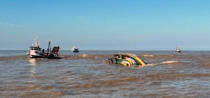 Dalgayla devrilip zemine oturan teknedeki 4 kişi, suya atlayıp kurtuldu