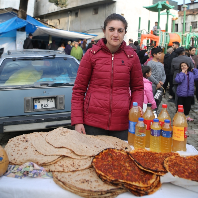 Hatay'da ev hanımlarından kermes