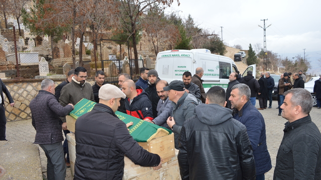 Mersin'deki otobüs kazasında ölen 9 kişiden 6'sı toprağa verildi (2)