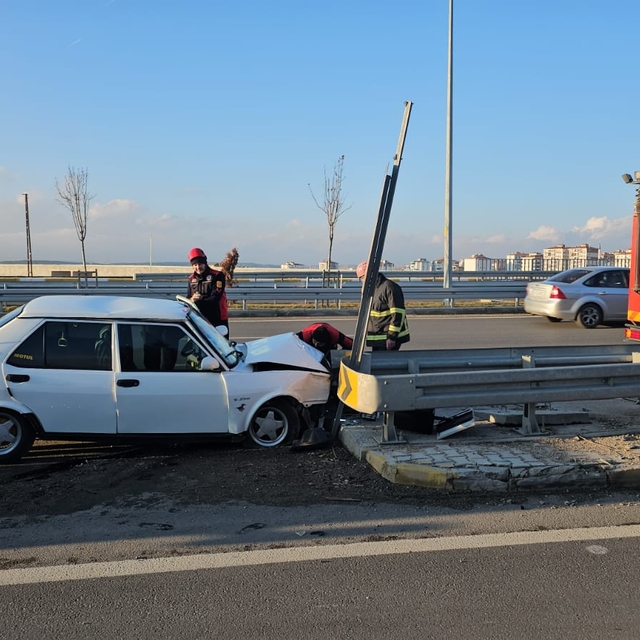 Çorum'da bariyere çarpan otomobildeki sürücü ve hamile eşi yaralandı