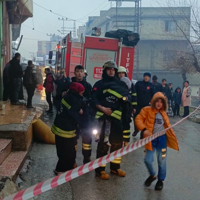 Gaziantep'te yangın çıkan binada mahsur kalan 5 kişi kurtarıldı