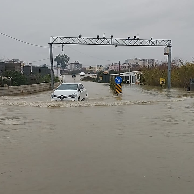 Hatay'da sağanak hayatı olumsuz etkiledi