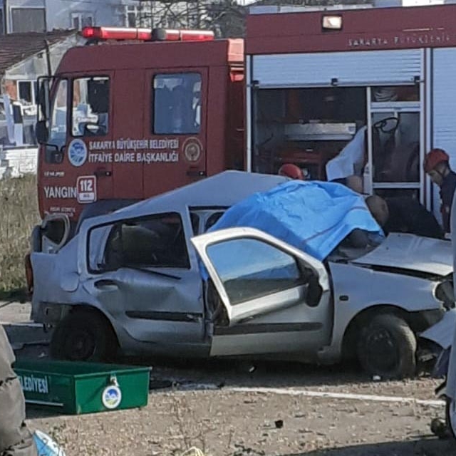 Sakarya'da iki otomobil kafa kafaya çarpıştı: 1 ölü, 2 yaralı