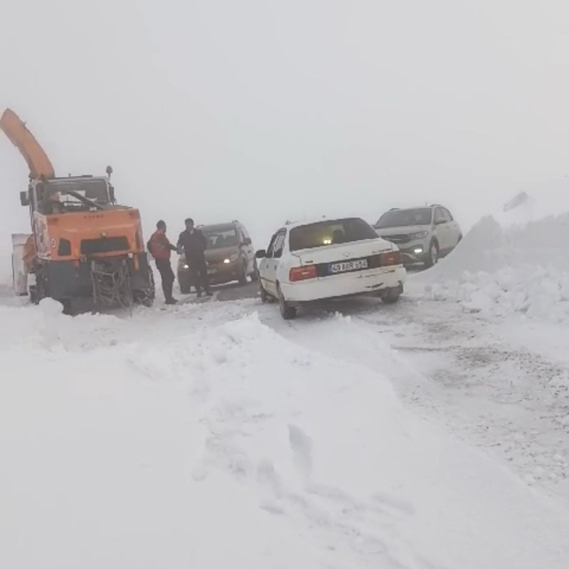 Muş'ta kar ve tipi; karayolunda mahsur kalan 35 kişi 3 saatte kurtarıldı