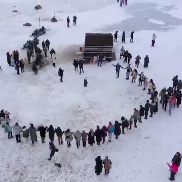 Buz tutan Çıldır Gölü, tatilcilerin eğlence mekanı oldu