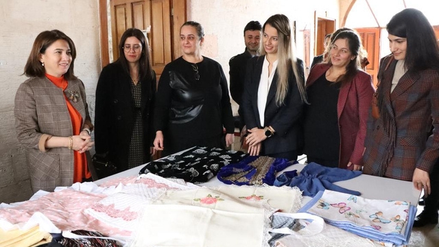 Vali Şıldak'ın eşi Fatma Şıldak, Viranşehir'de kandın kursiyerleri ziyaret etti