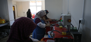 Artova'dan çıkan krizopras taşını kadınlar işliyorlar