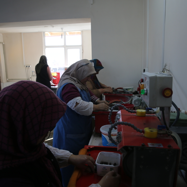 Artova'dan çıkan krizopras taşını kadınlar işliyorlar