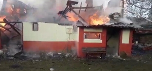 Yangında, 2 katlı ahşap ev kullanılamaz hale geldi