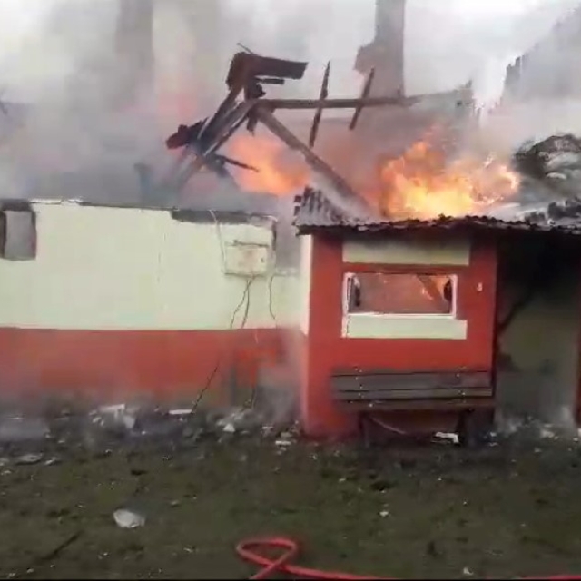 Yangında, 2 katlı ahşap ev kullanılamaz hale geldi