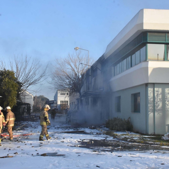 İzmir'de parfüm fabrikasındaki yangında ölenlerin sayısı 2'ye yükseldi; 2 g...