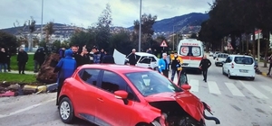 Finike'de 2 otomobil çarpıştı 1 kişi yaralandı