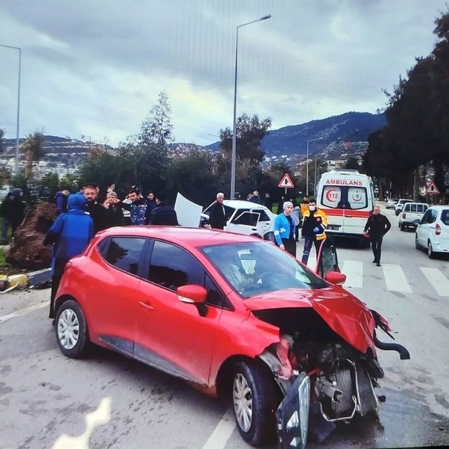 Finike'de 2 otomobil çarpıştı 1 kişi yaralandı