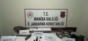 Salihli'de 21 sikke ile tarihi eser niteliğindeki objeler ele geçirildi