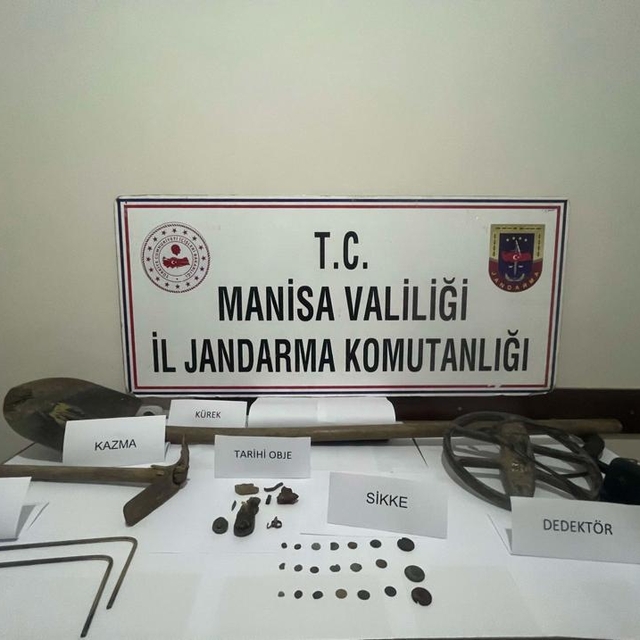 Salihli'de 21 sikke ile tarihi eser niteliğindeki objeler ele geçirildi