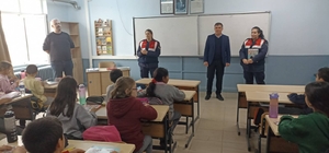 Edirne'de jandarma ekipleri bilgilendirme faaliyetlerini sürdürüyor