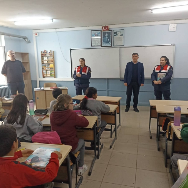 Edirne'de jandarma ekipleri bilgilendirme faaliyetlerini sürdürüyor