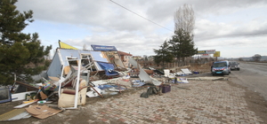 Konya'da öfkeli müşteri iş makinesiyle restoran ve büfeyi yıktı