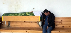 İş makinesinin altında kalan bebeğinin tabutu başında taziyeleri kabul etti