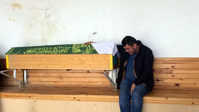 İş makinesinin altında kalan bebeğinin tabutu başında taziyeleri kabul etti