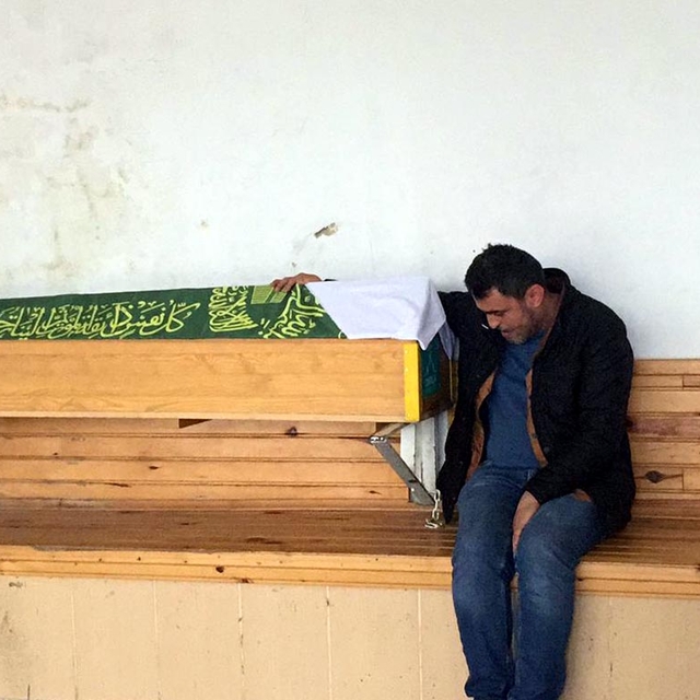 İş makinesinin altında kalan bebeğinin tabutu başında taziyeleri kabul etti