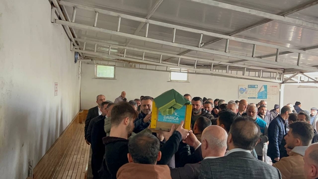 Kocaeli'de iş makinesinin çarpması sonucu ölen bebek defnedildi