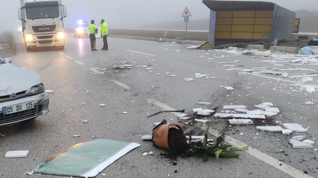 Amasya'da 3 aracın karıştığı trafik kazasında 2 kişi yaralandı