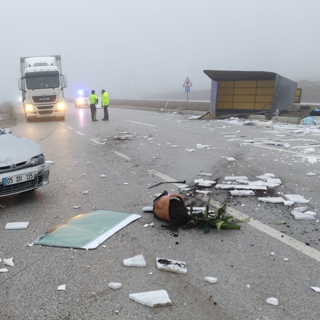 Amasya'da 3 aracın karıştığı trafik kazasında 2 kişi yaralandı
