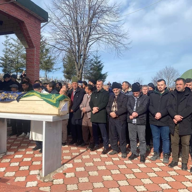 Fabrika inşaatındaki göçükte ölen işçi, toprağa verildi