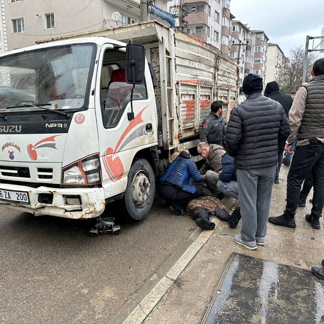 Geri manevra yapan kamyonetin çarptığı kadın yaralandı