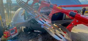 Niğde'de traktöre çarpan hafif ticari aracın sürücüsü polis memuru öldü