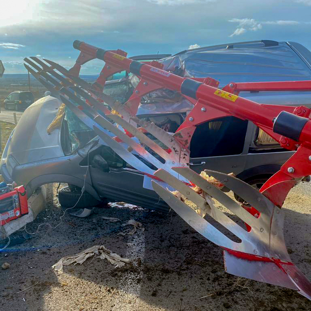 Niğde'de traktöre çarpan hafif ticari aracın sürücüsü polis memuru öldü