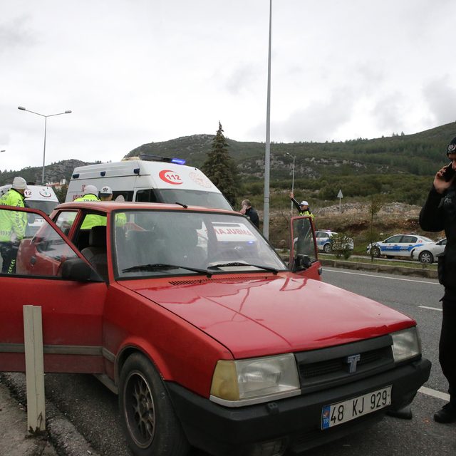 Muğla'da kamyonetin çarptığı 2 kişiden 1'i öldü