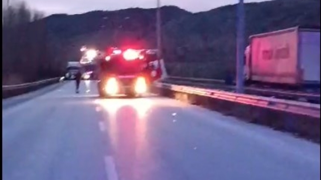 Devrilen akaryakıt tankerinin sürücüsü yaralandı, karayolu trafiğe kapandı