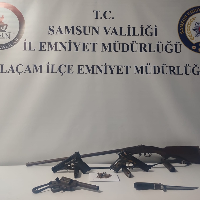 Samsun'da iki evde 4 silah ele geçirildi