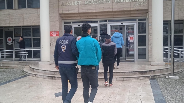Sosyal medyada tanıştığı kadın ve arkadaşları tarafından gasbedildi