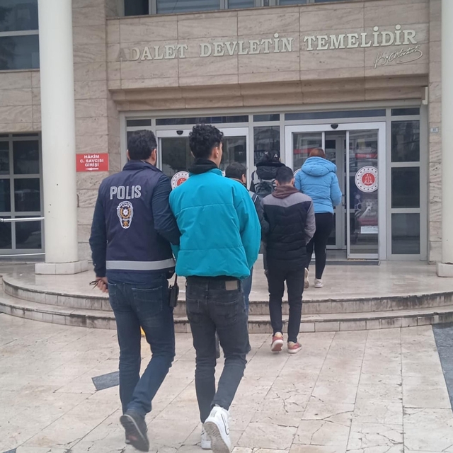 Sosyal medyada tanıştığı kadın ve arkadaşları tarafından gasbedildi