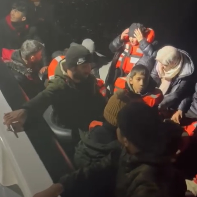 İzmir açıklarında 29 düzensiz göçmen kurtarıldı, 27 göçmen yakalandı