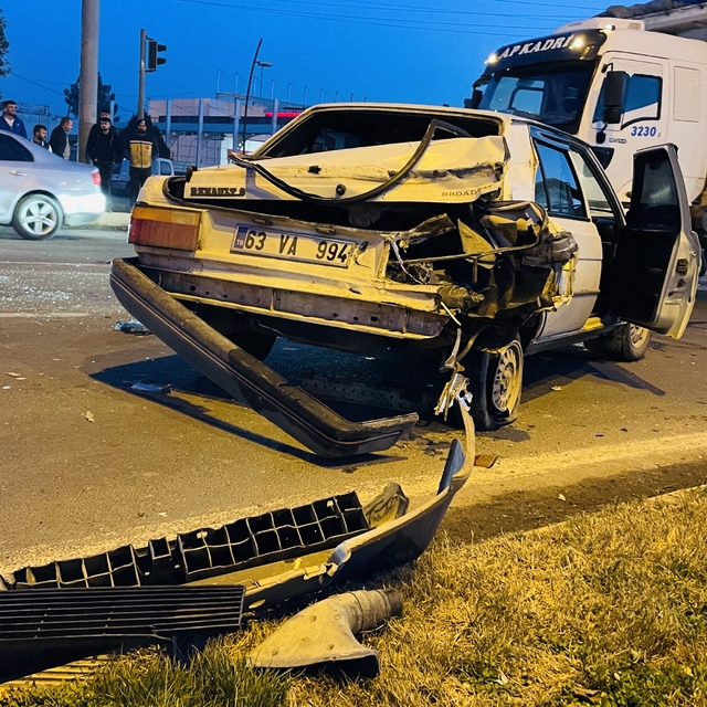 Şanlıurfa'da üç aracın karıştığı kazada 2 kişi yaralandı