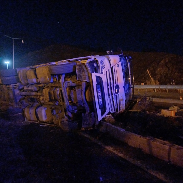 Elazığ'da devrilen tır nedeniyle ulaşım aksadı