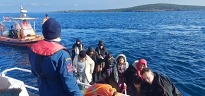 Ayvalık açıklarında 79 düzensiz göçmen kurtarıldı