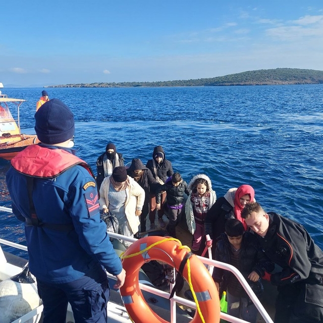 Ayvalık açıklarında 79 düzensiz göçmen kurtarıldı