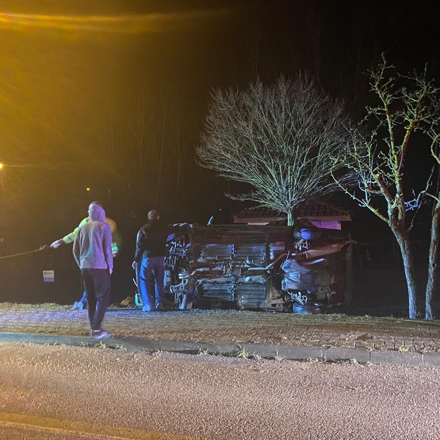 Bolu'da devrilen otomobildeki baba ve oğlu yaralandı