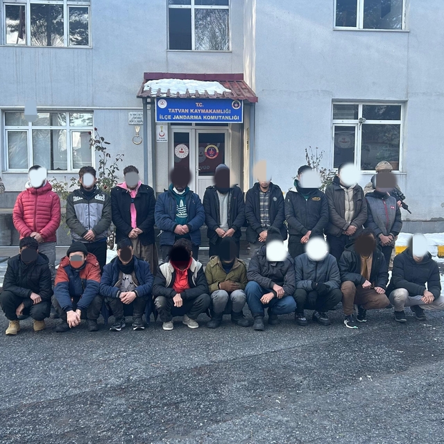 Bitlis kırsalında 18 kaçak göçmen yakalandı