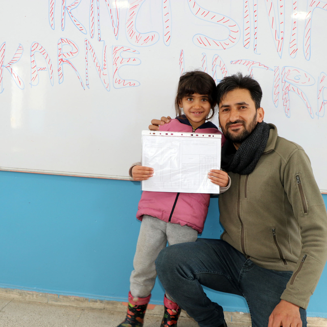 2 derslikli okulun tek öğrencisi Hasret'in karne sevinci