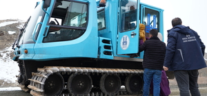 Erzurum'da kar nedeniyle yolda mahsur kalan öğrenciler snowtrackla evlerine ulaştırıldı